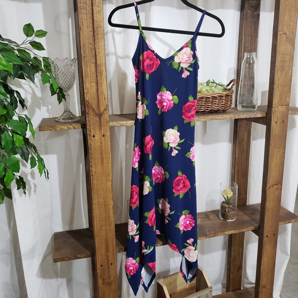 DISCREET Floral Dress - Picture 1 of 5